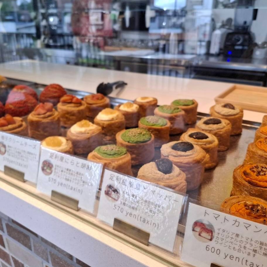 ショーケースに並ぶ、にらや椎茸などをのせたフランと値段カード