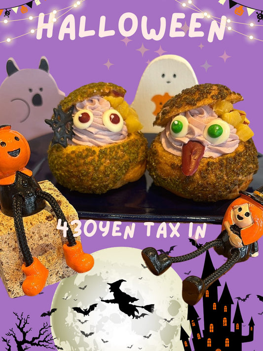 目玉と舌の飾り付きで紫のクリームをのせたハロウィンのシュークリーム2つ