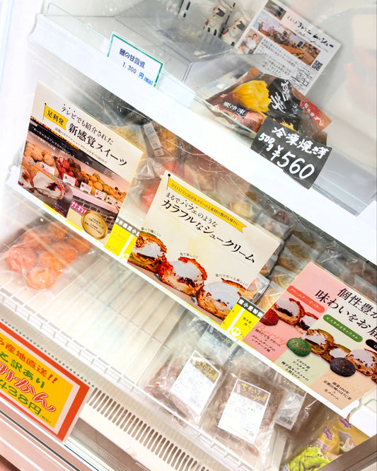 冷凍ショーケースに並ぶカラフルなパフェシューのPOPと商品棚